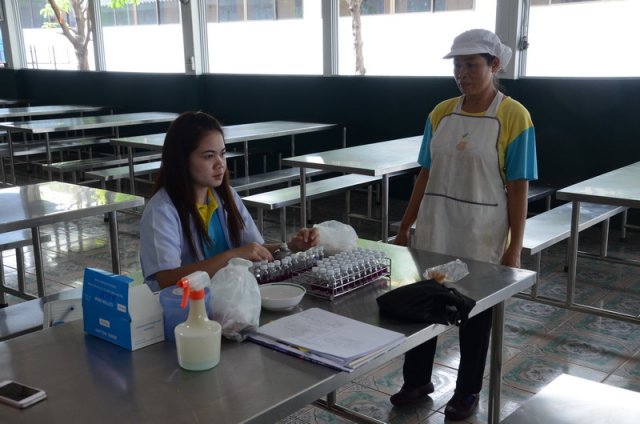 ตรวจความสะอาดโรงอาหาร อ.ว.ท. โดยสำนักงานเขตทุ่งครุ ปีการศึกษา 2559 