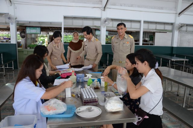 ตรวจความสะอาดโรงอาหาร อ.ว.ท. โดยสำนักงานเขตทุ่งครุ ปีการศึกษา 2559 