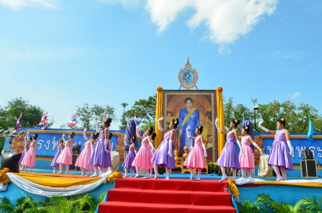 รำถวายพระพร งานเฉลิมพระเกียรติสมเด็จพระนางเจ้าฯ พระบรมราชินีนาถ เนื่องในโอกาสมหามงคลเฉลิมพระชนมพรรษา 7 รอบ 12 สิงหาคม 2559 10.08.59