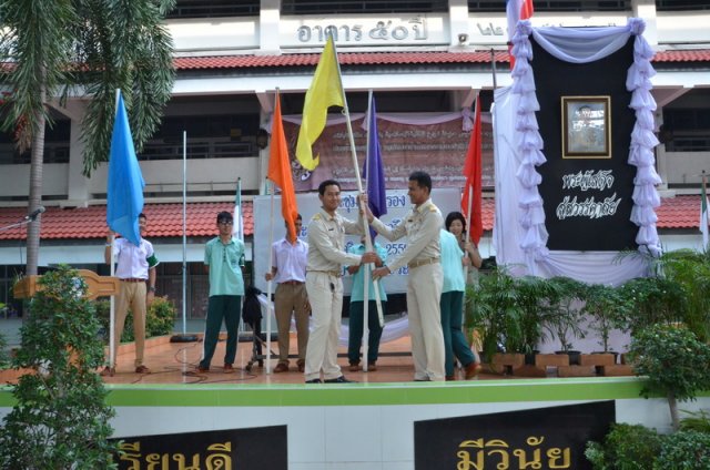 พิธีมอบธง ให้กับประธานประจำสี เพื่อให้ใช้ในกิจกรรมกีฬา ประจำปีการศึกษา 2559   08.11.59