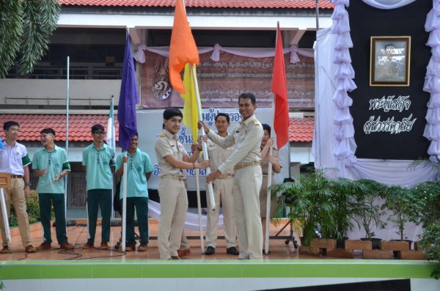 พิธีมอบธง ให้กับประธานประจำสี เพื่อให้ใช้ในกิจกรรมกีฬา ประจำปีการศึกษา 2559   08.11.59