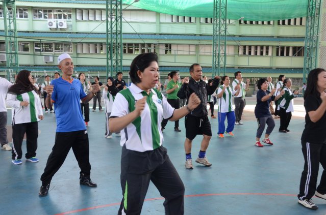 กิจกรรมการออกกำลังกาย ของบุคลากรในโรงเรียน ประจำสัปดาห์  18.01.60